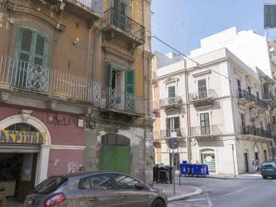 L�esercizio commerciale si trova in via Sagarriga Visconti, quasi ad angolo con via Garruba, nel quartiere Libert� di Bari